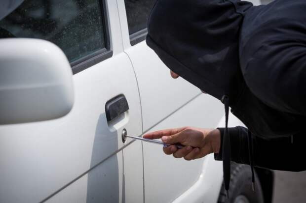 На двух подростков заведено уголовное дело за угон иномарки в Приморье