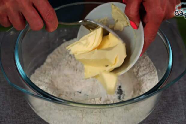 Лоранский пирог с курицей и грибами в сметанной заливке: шаг 1