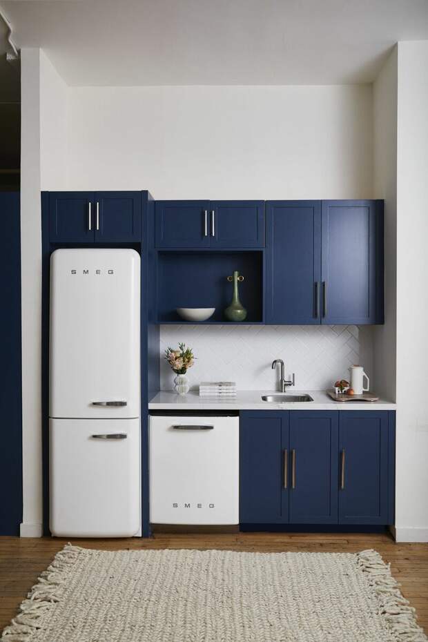 Белый холодильник с антресолью в темной кухне. Источник: Pinterest. Соответствие моделям Первой мебельной: ФРЕСКО