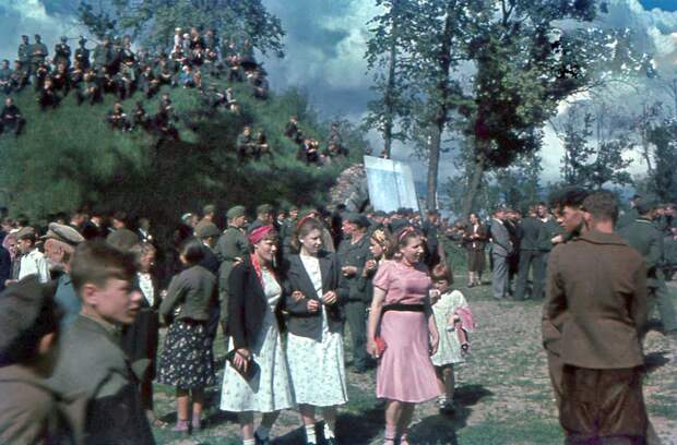 1943 Смоленск. Гуляние в ПКиО 1943 Смоленск. Гуляние в ПКиО