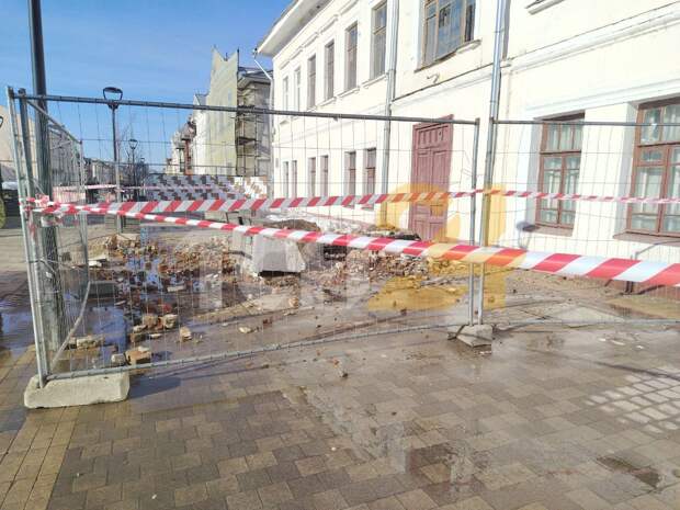 На улице Металлистов в Туле часть здания рухнула на пешеходную зону