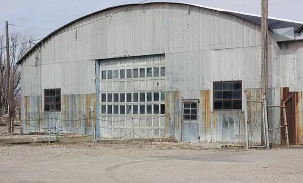 Старый склад забыли на 25 лет. Когда открыли внутри нашли 11 машин-раритетов