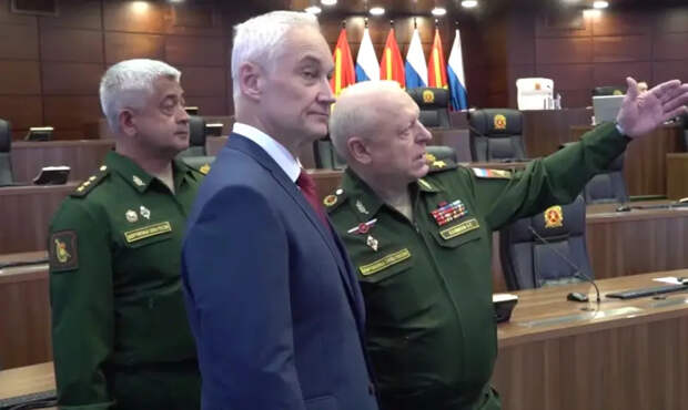Глава Минобороны РФ посетил Центр управления Сухопутных войск России