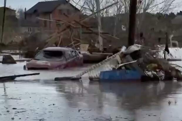 Смытые потоками воды машины и разрушенные дороги Дагестана попали на видео