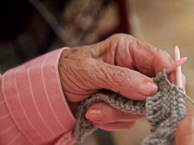 бабушка вяжет носки