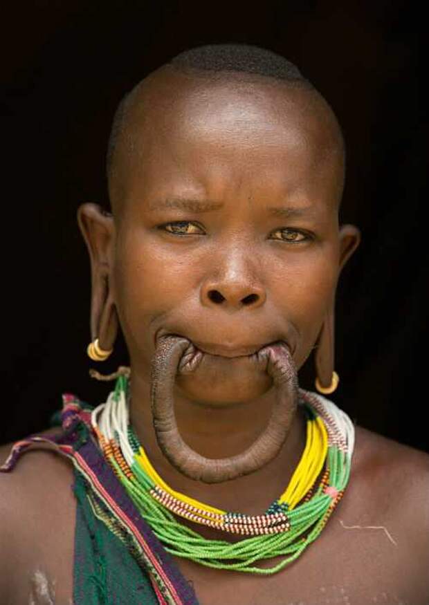 Эфиопская девушка с самым большим губным диском в мире-9
