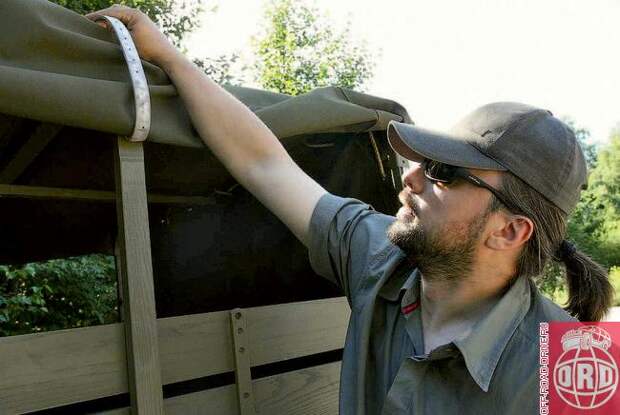 В поднятом положении тент фиксируется специальными ремешками. Удобно и быстро, к тому же такая конструкция позволяет оставить подобие полноценной крыши, что особенно важно в жарком климате.