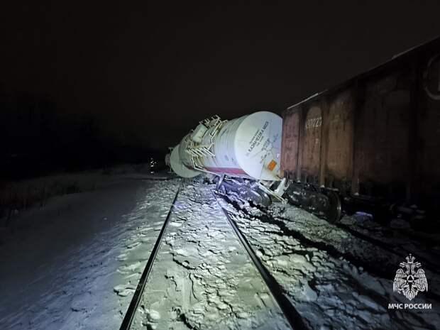 Опубликованы фото с места схода цистерн грузового состава под Богородицком