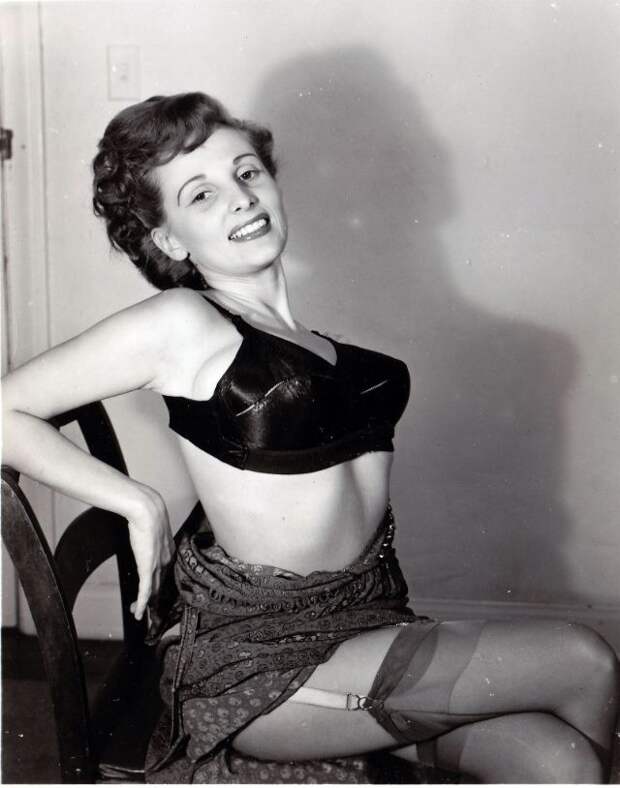 Пикантные снимки, запечатлевших озорных дам 1950-х годов