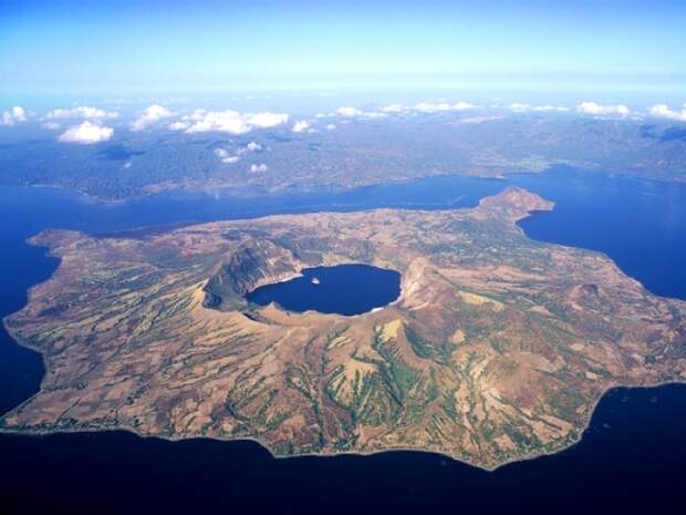 Озеро Тааль в котором находится вулкан Поинт.