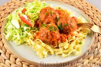 Фото к рецепту: Мясные тефтели с рисом, запечённые в томатном соусе