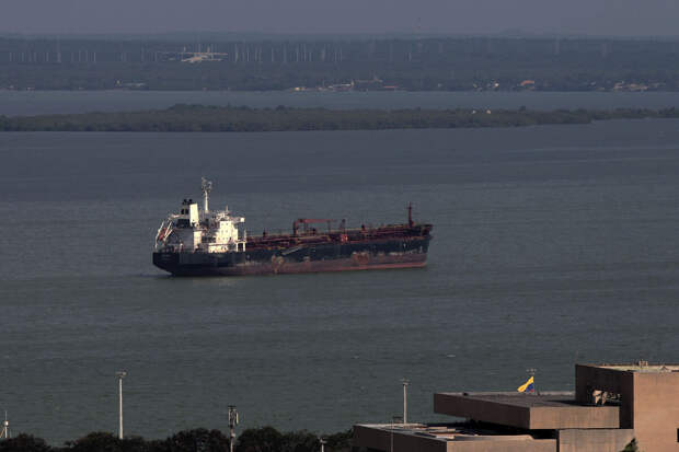 WSJ: береговая охрана США поднялась на борт нефтяного танкера Olina