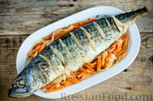 Фото к рецепту: Скумбрия, запечённая с овощами, в пакете