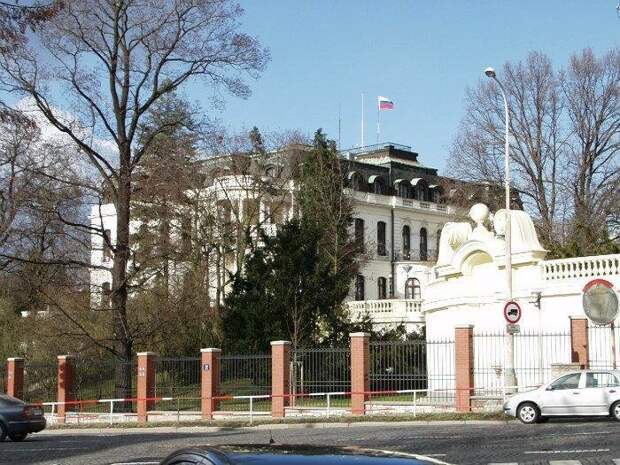 В Праге предложили отключить от света российское посольство