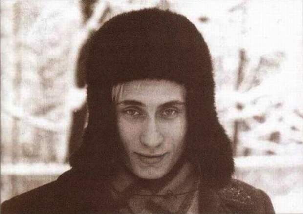 Оперуполномоченный Управления КГБ СССР по Ленинграду и Ленинградской области лейтенант В.В. Путин, 1976 год. Оперуполномоченный Управления КГБ СССР по Ленинграду и Ленинградской области лейтенант В.В. Путин, 1976 год.