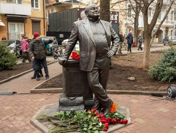 Установка памятника Жванецкому в Ростове-на-Дону вызвала крупный скандал
