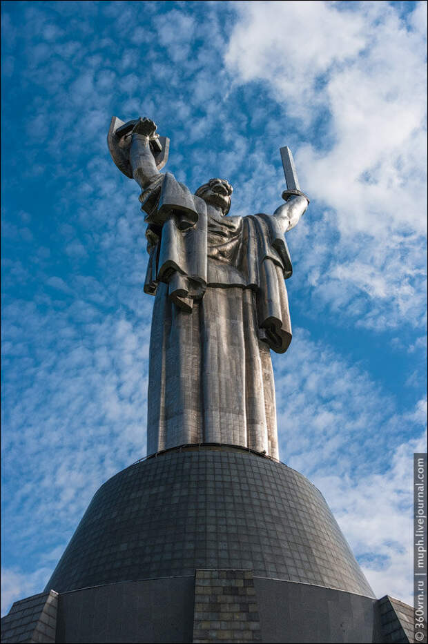 Киев мать. Родина-мать (Киев). Статуя Родина мать в Киеве. Родина-мать Киев декоммунизация. Родина мать в Киеве сейчас.