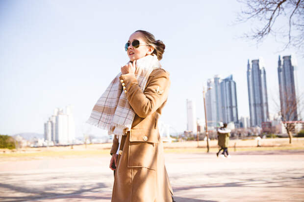 Olga choi fashion blogger myblondegal South Korea smart casual elegant Oasap beige khaki military coat Converse low sneakers Ann Taylor pants Kooding sweater H&M plaid check scarf-07147