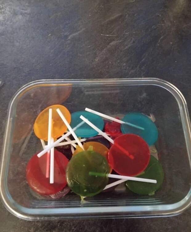 Леденцы со вкусом немытого члена выпустили во Франции. Мужчина в шутку придумал идею ещё в 2023 году и никто не верил, что он доведёт её до конца. Виз...