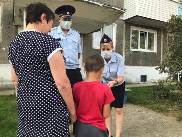 В Невьянске полицейские принимают участие в акции «Помоги пойти учиться»