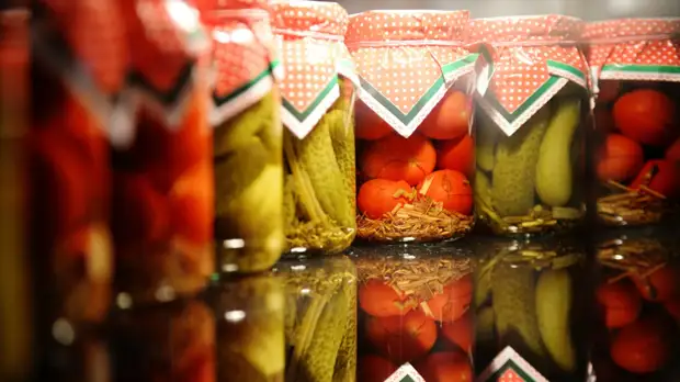 Терапевт Сапего назвал возможные риски употребления домашних консервов