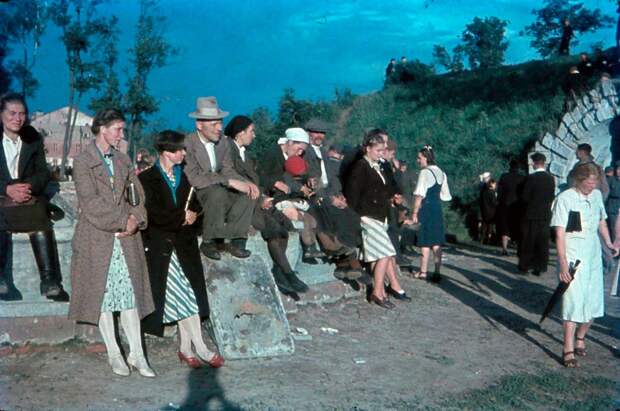 1943 Смоленск. Гуляния в Парке культуры и отдыха 1943 Смоленск. Гуляния в Парке культуры и отдыха