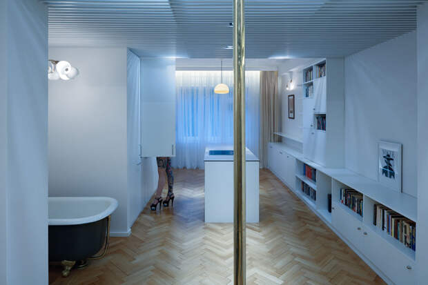 Cовременный дизайн небольшой квартиры  - панорамное окно и система отопления на потолке