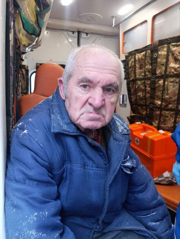 Сегодня на Текстильщике между училищем и 19-й шахтой в снегу нашли дедушку