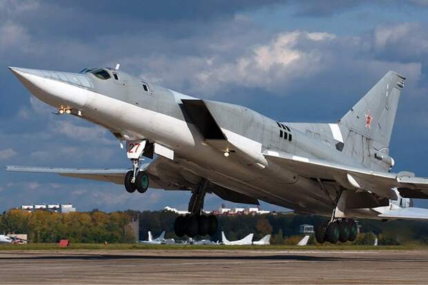 Дальний сверхзвуковой бомбардировщик с изменяемой стреловидностью крыла Ту-22.