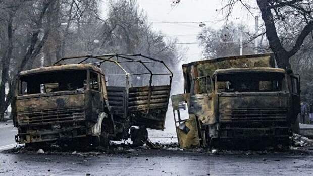 Сожженные грузовые автомобили на улице в Алма-Ате Сожженные грузовые автомобили на улице в Алма-Ате