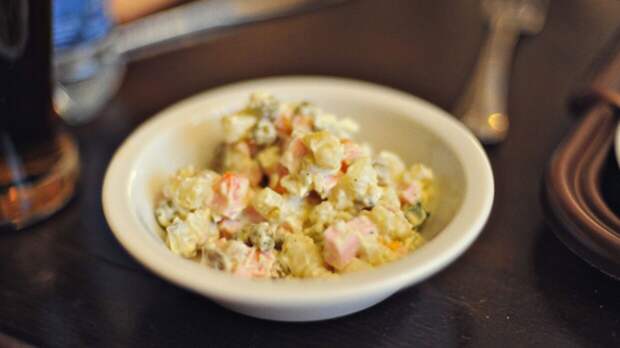 Диетолог Королева рассказала, как сделать салат оливье полезным