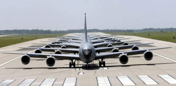 Показано скопление самолётов ВВС США в израильском аэропорту Бен-Гурион