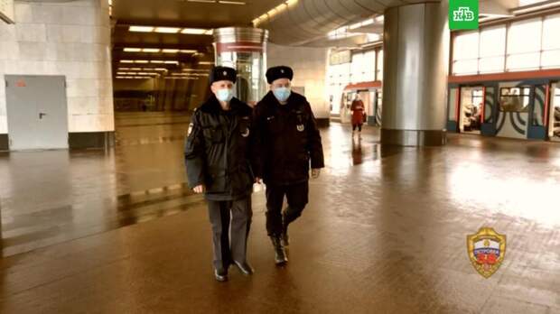 Полицейские отговорили москвича прыгать с метромоста