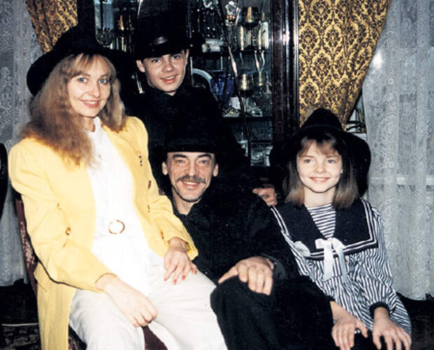 Артист с женой Ларисой и детьми - сыном Сергеем и дочкой Лизой (1994 г.)