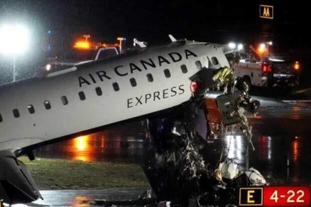 Очевидцы сняли на видео последствия столкновения самолета с машиной в Нью-Йорке