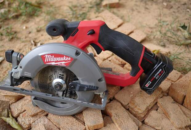 Milwaukee M12 FUEL Circular Saw