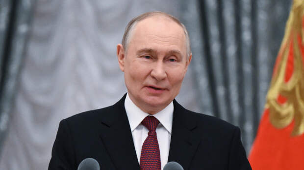 Путин поздравил россиян с Днем защитника Отечества