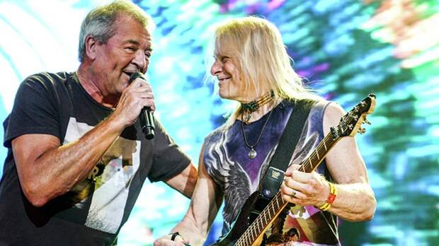 Иэн Гиллан (слева) на концерте Deep Purple в СК «Олимпийский» в Москве