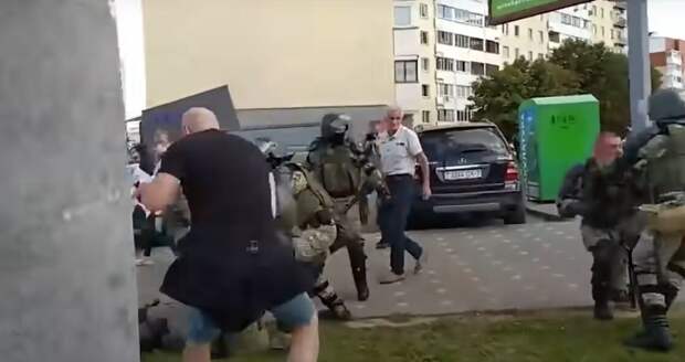 ОМОН разгоняет толпу на незаконных митингах в Белоруссии. 