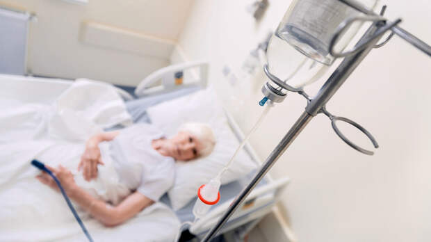 Когда ставят капельницы: показания, польза и риски