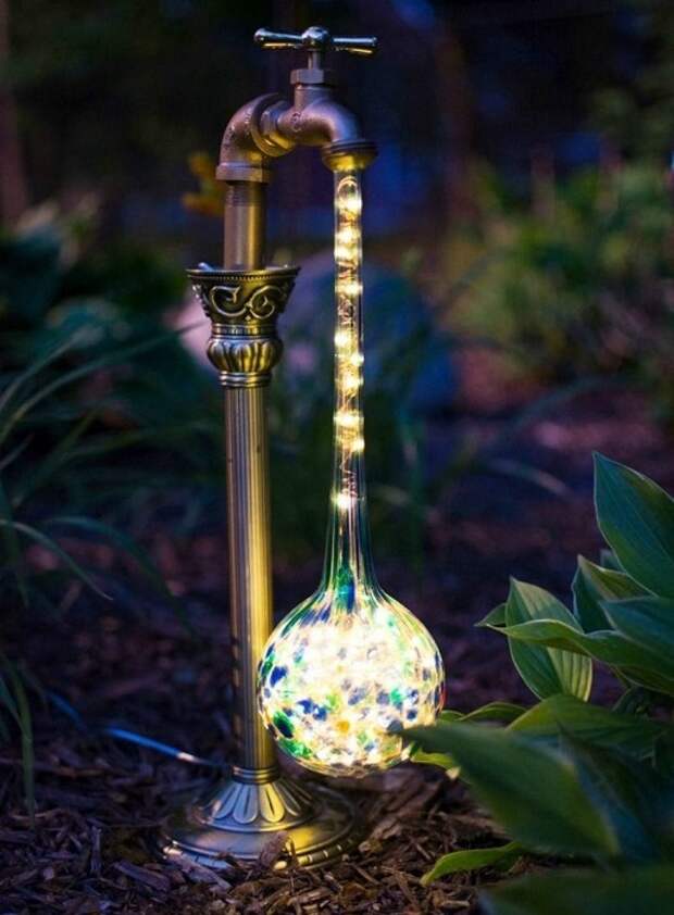 Современный садовый светильник из муранского стекла – настоящее произведение искусства.