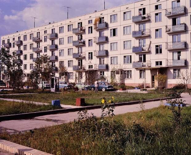 В хрущевках на первых этажах отсутствовали балконы, и на это были свои причины / Фото: kenguru.plus