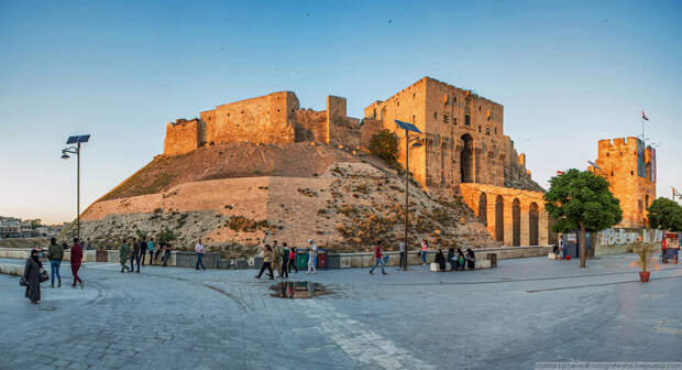 Цитадель, построенная в XIII веке, и которая является символом Алеппо