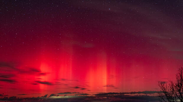 От Сибири до юга: полярное сияние озарило небо над регионами России