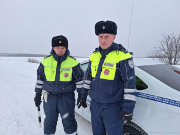 Экипаж ДПС оказал известному свердловскому триатлонисту Сергею Дементьеву помощь на трассе