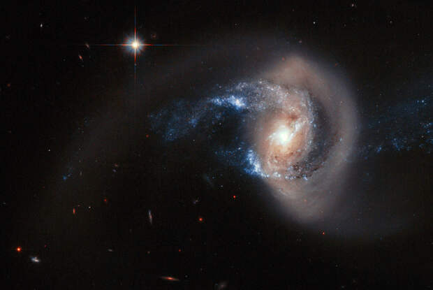 Спиральная галактика NGC 7714 в созвездии Рыбы