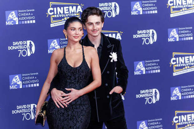 Модель Кайли Дженнер засняли за поцелуем с Тимоти Шаламе в пиццерии