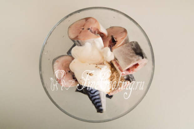 Перекладываем кусочки в миску, добавляем две столовые ложки сметаны, чайную ложку приправы для рыбы и половину чайной ложки соли