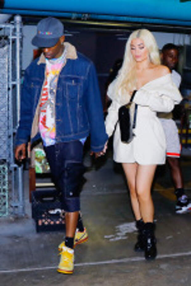 Kylie Jenner is all smiles as she exits the Nobu restaurant holding hands with her boyfriend Travis Scott on their date night during a break in the tour as the arrived into Miami Beach. Kylie was wearing a fashionable cream look as Travis was wearing some looks from his tour, Astroworld. Pictured: Travis Scott,Kylie Jenner Ref: SPL5040970 101118 NON-EXCLUSIVE Picture by: SplashNews.com Splash News and Pictures Los Angeles: 310-821-2666 New York: 212-619-2666 London: 0207 644 7656 Milan: 02 4399 8577 photodesk@splashnews.com World Rights