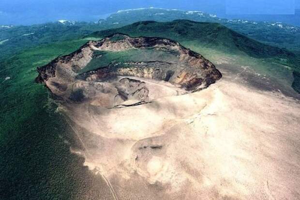 Остров Миякедзима с кратером вулкана Ояма.